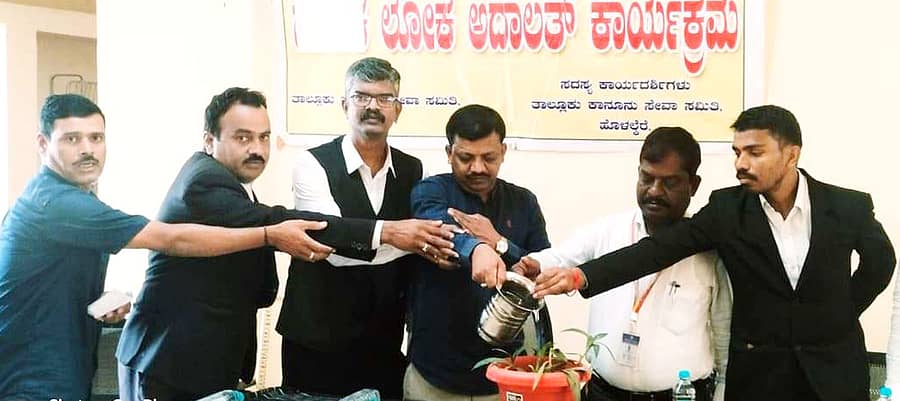 ಹೊಳಲ್ಕೆರೆಯಲ್ಲಿ ಈಚೆಗೆ ನಡೆದ ಕಾನೂನು ಅರಿವು ಶಿಬಿರವನ್ನು ತಹಶೀಲ್ದಾರ್ ವಿಜಯ ಕುಮಾರ ಉದ್ಘಾಟಿಸಿದರು