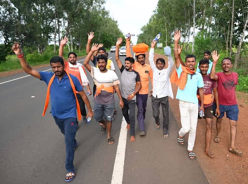 ಜಯಘೋಷ ಹಾಕುತ್ತ ತುಳಜಾಪೂರಕ್ಕೆ ಹೊರಟಿರುವ ಯುವಕರು 