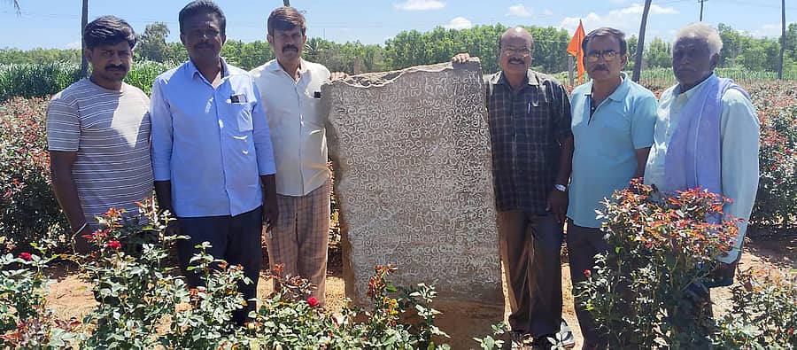 ಶಿಡ್ಲಘಟ್ಟ ತಾಲ್ಲೂಕಿನ ಮಿತ್ತನಹಳ್ಳಿ ಗ್ರಾಮದಲ್ಲಿ ಶಾಸನ ತಜ್ಞರ ತಂಡ ಹೊಯ್ಸಳರ ಕಾಲದ ಅಪ್ರಕಟಿತ ದಾನಶಾಸನ ಪತ್ತೆ ಮಾಡಿದೆ