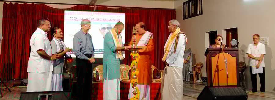 ಪುತ್ತೂರಿನ ತೆಂಕಿಲ ಸ್ವಾಮಿ ಕಲಾಮಂದಿರದಲ್ಲಿ ಭಾನುವಾರ ನಡೆದ ವಿಶ್ವ ಬನ್ನಂಜೆ 90ರ ಪುತ್ತೂರು ನಮನ ಕಾರ್ಯಕ್ರಮವನ್ನು ಚಕ್ರವರ್ತಿ ಸೂಲಿಬೆಲೆ ಉದ್ಘಾಟಿಸಿದರು