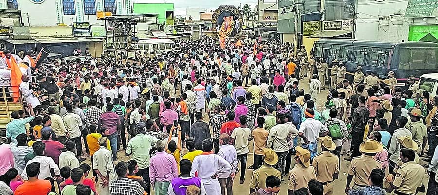 <div class="paragraphs"><p>ರಾಣೆಬೆನ್ನೂರಿನಲ್ಲಿ ವಂದೇ ಮಾತರಂ ಸ್ವಯಂ ಸೇವಾ ಸಂಸ್ಥೆಯಿಂದ ಪ್ರತಿಷ್ಠಾಪಿಸಿದ ರಾಣೆಬೆನ್ನೂರು ಕಾ ರಾಜಾ ಗಣೇಶ ಮೂರ್ತಿಯ ವಿಸರ್ಜನಾ ಶೋಭಾ ಯಾತ್ರೆಯಲ್ಲಿ ಪಾಲ್ಗೊಂಡಿದ್ದ ಜನರು</p></div>