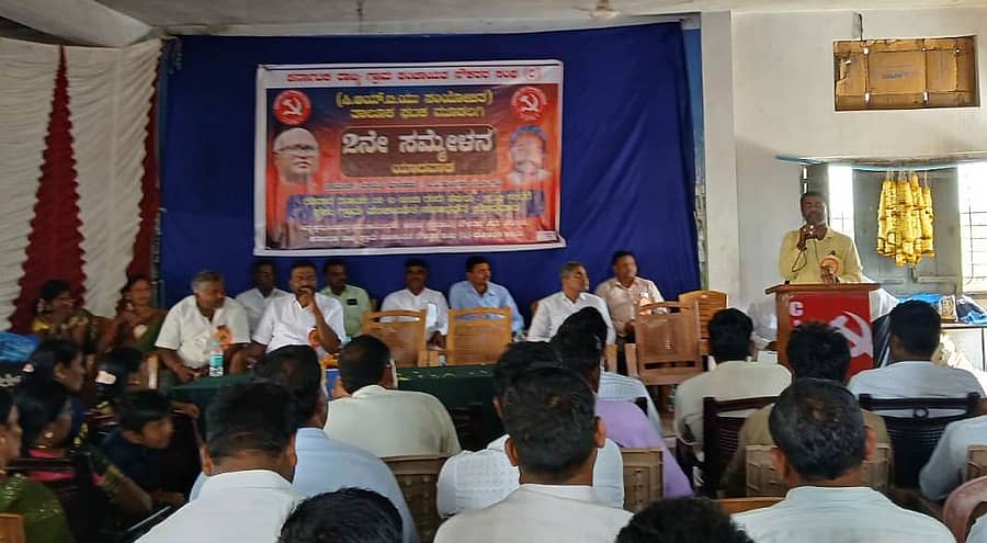 ಮೂಡಲಗಿ ತಾಲ್ಲೂಕಿನ ಯಾದವಾಡ ಗ್ರಾಮ ಪಂಚಾಯತ ಸಭಾಭವನದಲ್ಲಿ ಭಾನುವಾರ ಜರುಗಿದ  ಕರ್ನಾಟಕ ರಾಜ್ಯ ಗ್ರಾಮ ಪಂಚಾಯತ ನೌಕರರ ಸಂಘದ ಮೂಡಲಗಿ ತಾಲೂಕಾ ಘಟಕದ ದ್ವಿತೀಯ ಸಮ್ಮೇಳನದಲ್ಲಿ ಗ್ರಾಮ ಪಂಚಾಯಿತಿ ಅಧ್ಯಕ್ಷ ಬಸವರಾಜ ಭೂತಾಳಿ ಮಾತನಾಡಿದರು. 