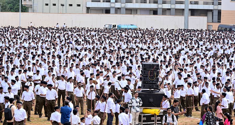 <div class="paragraphs"><p>ರಾಷ್ಟ್ರೀಯ ಸ್ವಯಂ ಸೇವಕ ಸಂಘದ (ಆರ್‌ಎಸ್‌ಎಸ್‌) ಶತಾಬ್ದಿ ವರ್ಷ ಹಾಗೂ ವಿಜಯದಶಮಿ ಪ್ರಯುಕ್ತ ಹುಬ್ಬಳ್ಳಿಯಲ್ಲಿ ಭಾನುವಾರ ನಡೆದ ಪಥಸಂಚಲನದಲ್ಲಿ ಪಾಲ್ಗೊಂಡಿದ್ದ ಗಣವೇಷಧಾರಿಗಳು</p></div>