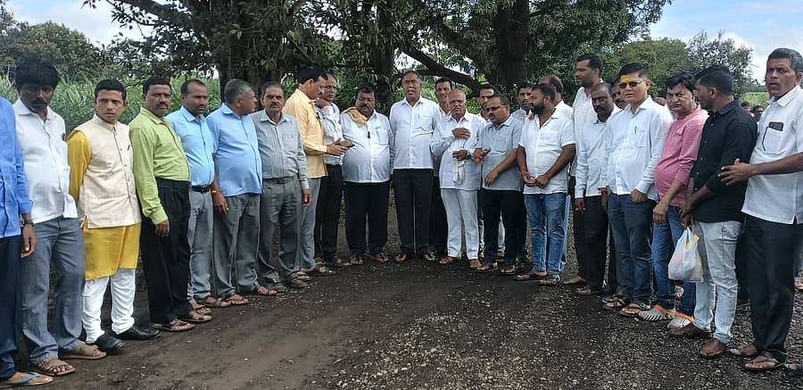 ಖಾನಾಪುರ ಪಟ್ಟಣದ ಹೊರವಲಯದಲ್ಲಿ ಪ್ರಗತಿಯಲ್ಲಿರುವ ಬೆಳಗಾವಿ ಪಣಜಿ ಹಳೆಯ ಹೆದ್ದಾರಿ ಕಾಮಗಾರಿಯನ್ನು ವೀಕ್ಷಿಸಿದ ಶಾಸಕ ವಿಠ್ಠಲ ಹಲಗೇಕರ ಹಾಗೂ ಬಿಜೆಪಿ ಮುಖಂಡರು, ಬಳಿಕ ಗೋವಾ ಕ್ರಾಸ್ ಬಳಿಕ ವಿವಿಧ ಕಾಮಗಾರಿಗಳಿಗೆ ಅನುದಾನ ಮಂಜೂರಾಧ ಸಂಗತಿಯನ್ನು ಮಾಧ್ಯಮ ಪ್ರತಿನಿಧಿಗಳಿಗೆ ವಿವರಿಸಿದರು.