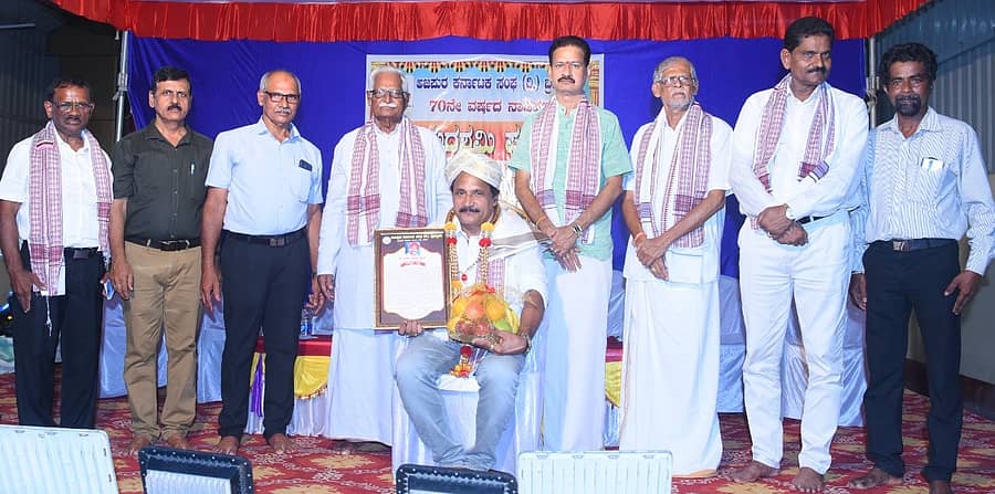 ಯಕ್ಷಗಾನ ಭಾಗವತ ಸದಾಶಿವ ಅಮೀನ್ ಅವರಿಗೆ ಅಜಪುರ ಯಕ್ಷ ಪುರಸ್ಕಾರ ನೀಡಿ ಗೌರವಿಸಲಾಯಿತು