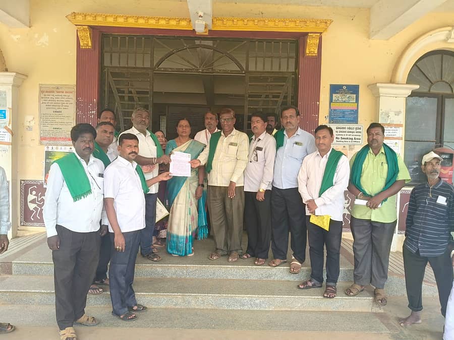 ಹಿರೇಕೆರೂರ ಪಟ್ಟಣದಲ್ಲಿ ಶನಿವಾರ ತಾಲ್ಲೂಕಿನ ತಹಶೀಲ್ದಾರ್ ಎಂ. ರೇಣುಕಾ ರವರಿಗೆ  ಜಿಲ್ಲೆಯ ರೈತ ಸಂಘಗಳ  ಒಕ್ಕೂಟದಡಿಯಲ್ಲಿ ಸಾಮೂಹಿಕ ನಾಯಕತ್ವದಡಿ ಮನವಿ ಸಲ್ಲಿಸುತ್ತೀರುವುದು.  