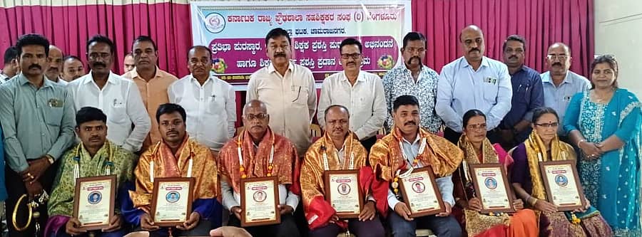 ಚಾಮರಾಜನಗರ ನಗರದ ಜೆಎಸ್ಎಸ್ ಸೆಮಿನಾರ್ ಹಾಲ್ನಲ್ಲಿ ಹಮ್ಮಿಕೊಂಡಿದ್ದ ಪ್ರತಿಭಾ ಪುರಸ್ಕಾರ, ಅತ್ಯುತ್ತಮ ಶಿಕ್ಷಕ ಪ್ರಶಸ್ತಿ ಪುರಸ್ಕೃತರಿಗೆ ಅಭಿನಂದನೆ ಹಾಗೂ ಶಿಕ್ಷಕ ಸ್ಪೂರ್ತಿ ಪ್ರಶಸ್ತಿ ಪ್ರದಾನ ಕಾರ್ಯಕ್ರಮ ನಡೆಯಿತು