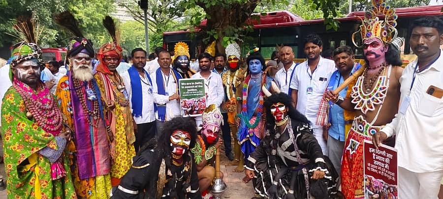 ಅಲೆಮಾರಿಗಳಿಗೆ ಪ್ರತ್ಯೇಕ ಮೀಸಲಾತಿಗೆ ಆಗ್ರಹಿಸಿ ದೆಹಲಿಯ ಎಐಸಿಸಿ ಕಚೇರಿಯತ್ತ ತೆರಳುವ ಮಾರ್ಗದಲ್ಲಿ ಭಾನುವಾರ ಪ್ರತಿಭಟನೆ ನಡೆಸಲಾಯಿತು