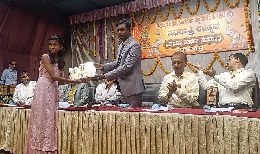 ಶರನ್ನವರಾತ್ರಿ ಪ್ರಯುಕ್ತ ಶಿರಸಿ ಮಾರಿಕಾಂಬಾ ದೇವಾಲಯದ ವತಿಯಿಂದ  ನಡೆದ ವಿವಿಧ ಸ್ಪರ್ಧೆಗಳ ವಿಜೇತರಿಗೆ ನ್ಯಾಯಾಧೀಶ ಮಾಯಣ್ಣ ಬಿ.ಎನ್. ಬಹುಮಾನ ವಿತರಿಸಿದರು