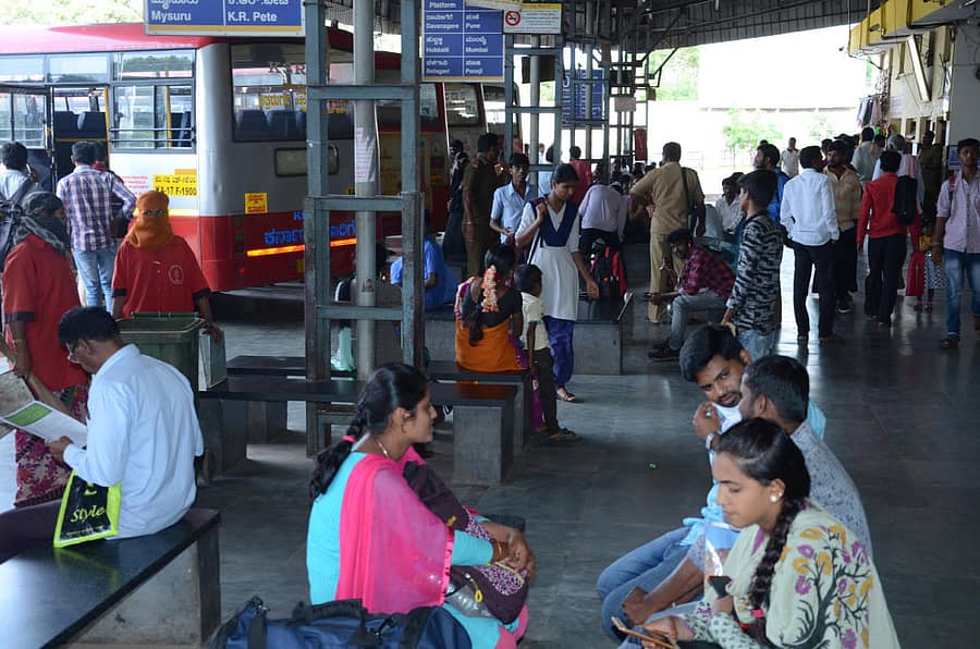 ಚಿತ್ರದುರ್ಗ ಬಸ್ ನಿಲ್ದಾಣದಲ್ಲಿ ಬಸ್ಗಾಗಿ ಕಾಯುತ್ತಿರುವ ವಿದ್ಯಾರ್ಥಿಗಳು