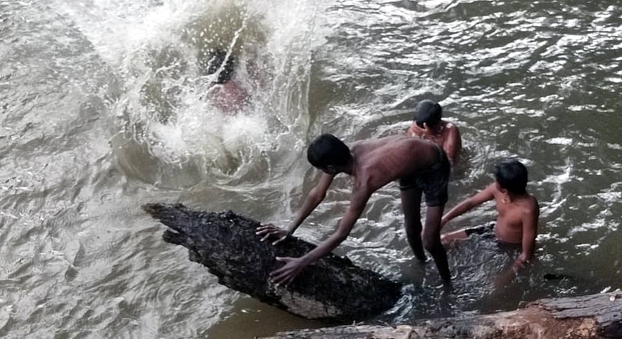 ಯಳಂದೂರು ತಾಲ್ಲೂಕಿನ ಸುವರ್ಣವತಿ ನದಿಯಲ್ಲಿ ಮಕ್ಕಳು ಈಜಾಟದಲ್ಲಿ ತೊಡಗಿದ್ದ ದೃಶ್ಯ.