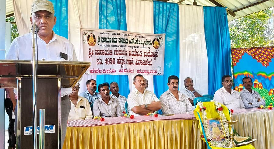 ಸಿದ್ದಾಪುರದಲ್ಲಿ ನಡೆದ ನಾರಾಯಣ ಗುರುಗಳ ಜಯಂತಿ ಕಾರ್ಯಕ್ರಮದಲ್ಲಿ ಎಸ್ಎನ್ಡಿಪಿ ಜಿಲ್ಲಾಧ್ಯಕ್ಷ ವಿ.ಕೆ ಲೊಕೇಶ್ ಮಾತನಾಡಿದರು