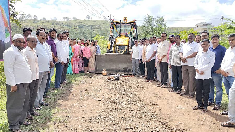 ಚಿಕ್ಕೋಡಿ ಪಟ್ಟಣದ ವಿಶ್ವೇಶ್ವರಯ್ಯ ಬಡಾವಣೆಯಲ್ಲಿ ₹90 ಲಕ್ಷ ಅನುದಾನದಲ್ಲಿ ರಸ್ತೆ ಸುಧಾರಣೆ ಕಾಮಗಾರಿಗೆ ಪುರಸಭೆ ಸದಸ್ಯ ರಾಮಾ ಮಾನೆ ಭೂಮಿಪೂಜೆ ನೆರವೇರಿಸಿದರು. ಅನಿಲ ಮಾನೆ, ಲೋಹಿತ ಶಿರೋಳ, ಅಜೀತ ಸಣ್ಣಕ್ಕಿ, ಸಂಜೀವ ಕಾಂಬಳೆ ಪಾಲ್ಗೊಂಡಿದ್ದರು