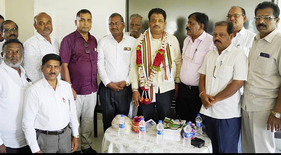 ಸಿಂದಗಿ ಪಟ್ಟಣದ ಎಲೈಟ್ ವಿಜ್ಞಾನ ಪಿಯು ಕಾಲೇಜಿನಲ್ಲಿ ಶನಿವಾರ ಶಾಲಾ ಶಿಕ್ಷಣ (ಪದವಿಪೂರ್ವ) ಇಲಾಖೆ ವತಿಯಿಂದ ಉಪನಿರ್ದೇಶಕ ಚಂದ್ರಶೇಖರ ಹೊಸಮನಿ ಅವರು ಶಾಸಕ ಅಶೋಕ ಮನಗೂಳಿ ಅವರಿಗೆ ಸನ್ಮಾನಿಸಿದರು. ಇಲಾಖೆ ಶಾಖಾಧಿಕಾರಿ ಪ್ರಕಾಶ ಗೊಂಡಗಿ ಹಾಗೂ ಜಿಲ್ಲೆಯ ವಿವಿಧ ಪಿಯು ಕಾಲೇಜುಗಳ ಪ್ರಾಚಾರ್ಯರು ಇದ್ದಾರೆ.