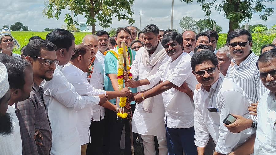 ಮುದಗಲ್ ಸಮೀಪದ ಜಕ್ಕೇರಮುಡು-ಪೈಗಂಬರ್ ನಗರ ರಸ್ತೆ ಕಾಮಗಾರಿಗೆ ಸಂಸದ ಕುಮಾರ ನಾಯಕ ಚಾಲನೆ ನೀಡಿದರು