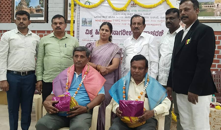 ಕೋಲಾರದಲ್ಲಿ ನಡೆದ ವಿಶ್ವ ಹಿರಿಯ ನಾಗರಿಕರ ದಿನಾಚರಣೆಯಲ್ಲಿ ಕೊಕ್ಕೊ ತರಬೇತುದಾರ ಶ್ರೀಧರ್ ಪಿಳ್ಳೈ, ಸಾಕ್ಷರತಾ ಸೇವೆಯಲ್ಲಿ ತೊಡಗಿರುವ ಜನ್ನಘಟ್ಟ ಗ್ರಾಮದ ವಿ.ನಾರಾಯಣಪ್ಪ ಅವರನ್ನು ಗಣ್ಯರು ಸನ್ಮಾನಿಸಿದರು