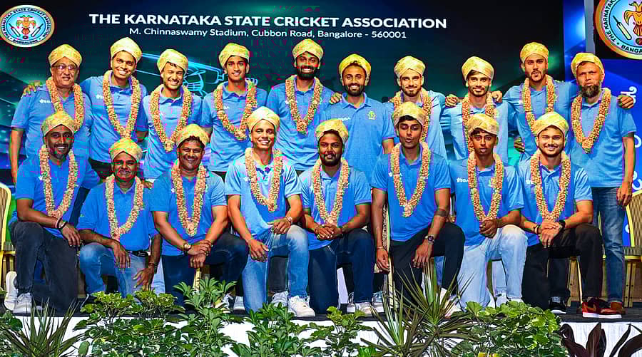 ಬೆಂಗಳೂರಿನ ಚಿನ್ನಸ್ವಾಮಿ ಕ್ರೀಡಾಂಗಣದಲ್ಲಿ ಭಾನುವಾರ ನಡೆದ ಕಾರ್ಯಕ್ರಮದಲ್ಲಿ  ವಿಜಯ್‌ ಹಜಾರೆ ಟ್ರೋಫಿ ಗೆದ್ದ ಕರ್ನಾಟಕ ತಂಡವನ್ನು ಗೌರವಿಸಲಾಯಿತು  -ಪ್ರಜಾವಾಣಿ ಚಿತ್ರ