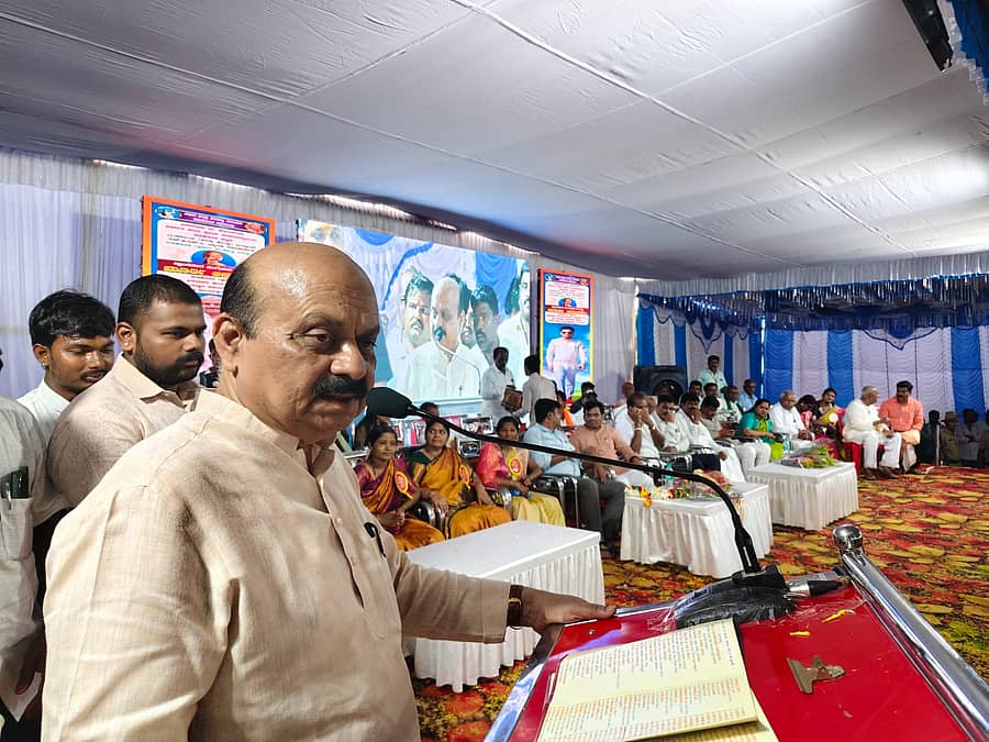 ಶಿರಹಟ್ಟಿ ತಾಲ್ಲೂಕಿನ ಕಡಕೋಳ ಗ್ರಾಮದಲ್ಲಿ ನಡೆದ ವಿವಿಧ ಕಾರ್ಯಕ್ರಮದಲ್ಲಿ ಮಾಜಿ ಮುಖ್ಯಮಂತ್ರಿ ಬಸವರಾಜ ಬೊಮ್ಮಾಯಿ ಮಾತನಾಡಿದರು 