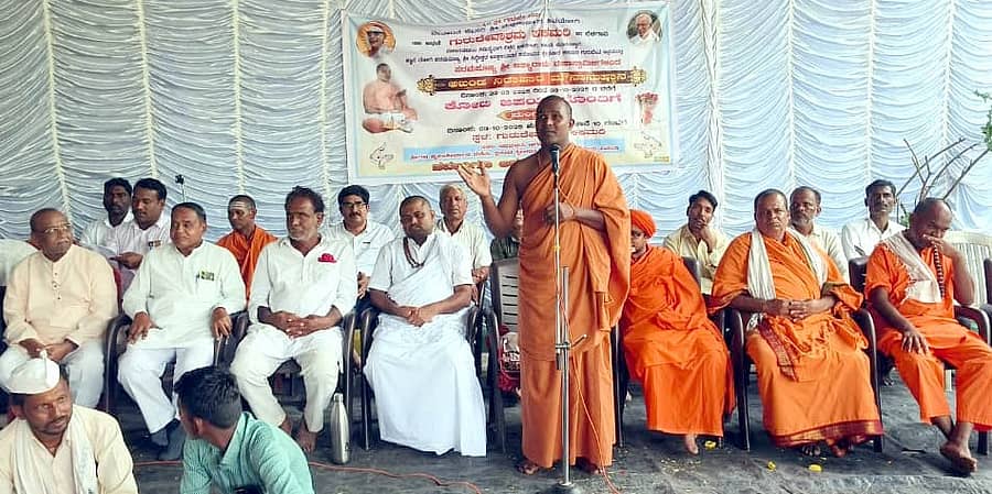 ಐಗಳಿ ಸಮೀಪದ ಕಕಮರಿ ಗ್ರಾಮದಲ್ಲಿ ಅಖಂಡ ನಿರಾಹಾರ ಮೌನ ಅನುಷ್ಠಾನ ಮತ್ತು ಕೋಟಿ ಜಪಯಜ್ಞ ಮುಕ್ತಾಯ ಸಮಾರಂಭದಲ್ಲಿ ಆತ್ಮಾರಾಮ ಶ್ರೀಗಳು ಮಾತನಾಡಿದರು