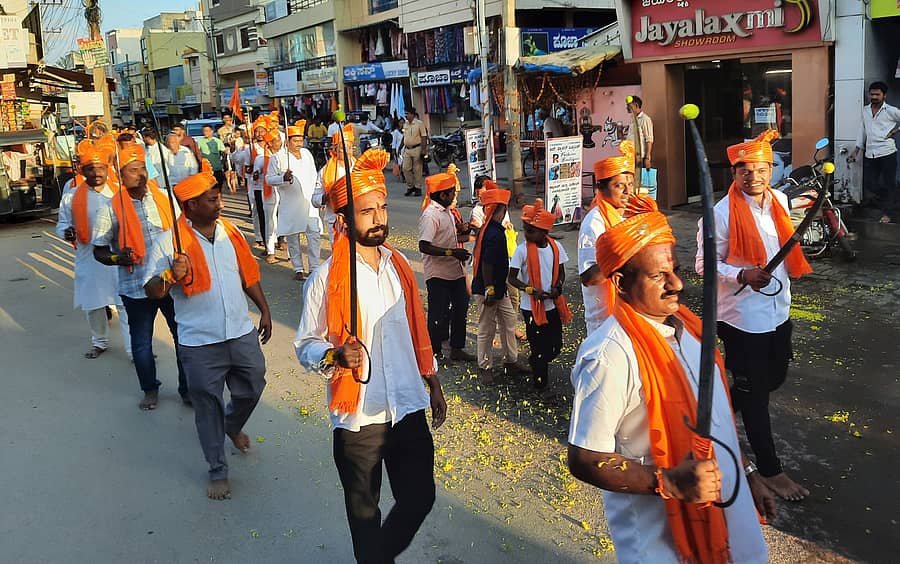 ಹಾವೇರಿಯಲ್ಲಿ ಭಾನುವಾರ ಹಮ್ಮಿಕೊಂಡಿದ್ದ ದುರ್ಗಾ ದೌಡ್‌ ಪಥಸಂಚಲನದಲ್ಲಿ ಜನರು ಕೈಯಲ್ಲಿ ಕತ್ತಿ ಹಿಡಿದು ಹೆಜ್ಜೆ ಹಾಕಿದರು