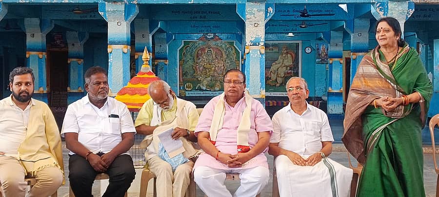 ಕಂಪ್ಲಿ ಸಾಂಗತ್ರಯ ಸಂಸ್ಕೃತ ಪಾಠಶಾಲೆಯಲ್ಲಿ ನಿರ್ಮಲ ತುಂಗಭದ್ರಾ ಅಭಿಯಾನ ಸಮಿತಿ ಆಶ್ರಯದಲ್ಲಿ ಭಾನುವಾರ ನಡೆದ ಪಾದಯಾತ್ರೆ ಕುರಿತ ಪೂರ್ವಭಾವಿ ಸಭೆಯಲ್ಲಿ ಸಮಿತಿ ರಾಯಭಾರಿ ಲಲಿತಾರಾಣಿ ಮಾತನಾಡಿದರು