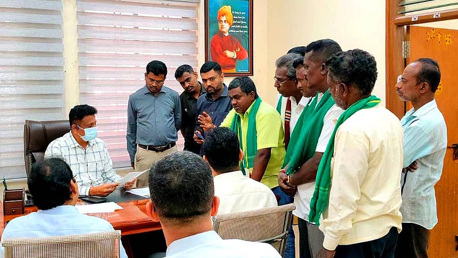 ಶಿಡ್ಲಘಟ್ಟ ತಾಲ್ಲೂಕಿನ ರೈತ ಸಂಘ ಮತ್ತು ಹಸಿರು ಸೇನೆಯ ಪದಾಧಿಕಾರಿಗಳು, ಜಿಲ್ಲಾ ಉಸ್ತುವಾರಿ ಸಚಿವ ಡಾ.ಎಂ.ಸಿ.ಸುಧಾಕರ್ ಅವರಿಗೆ ಮನವಿ ಪತ್ರ ಸಲ್ಲಿಸಿದರು