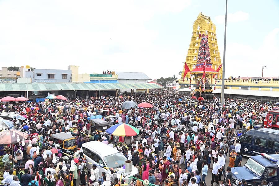 <div class="paragraphs"><p><strong>ಮೈಸೂರು:</strong> ನಾಡಿನ ಅಧಿದೇವತೆ ಚಾಮುಂಡೇಶ್ವರಿ ದೇವಿಯ ರಥೋತ್ಸವವು ಚಾಮುಂಡಿ ಬೆಟ್ಟದಲ್ಲಿ ಸಾವಿರಾರು ಭಕ್ತರ ಜಯಘೋಷಗಳ ನಡುವೆ ಸೋಮವಾರ ವಿಜೃಂಭಣೆಯಿಂದ ನಡೆಯಿತು.</p></div>