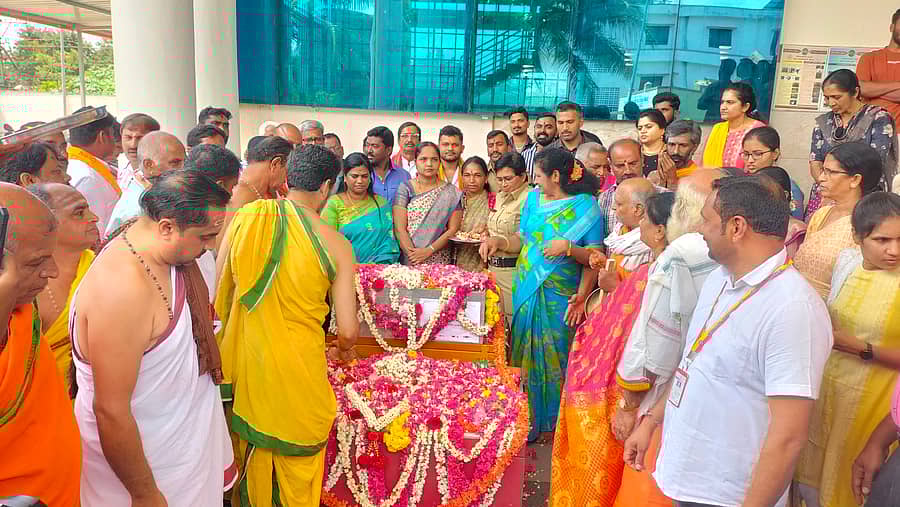 ಹಾಸನದ ಜಿಲ್ಲಾ ಖಜಾನೆಯ ಬಳಿ ಹಾಸನಾಂಬ ದೇವಿಯ ಆಭರಣಗಳಿಗೆ ಪೂಜೆ ಸಲ್ಲಿಸಲಾಯಿತು