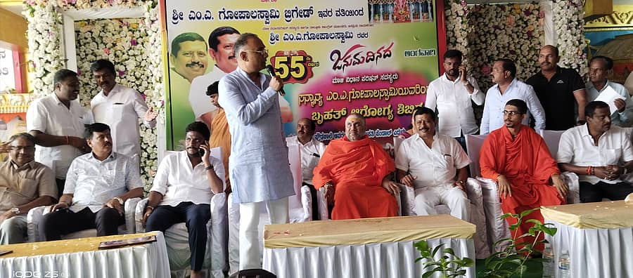 ಚನ್ನರಾಯಪಟ್ಟಣದಲ್ಲಿ ಸೋಮವಾರ ಏರ್ಪಡಿಸಿದ್ದ ಉಚಿತ ಆರೋಗ್ಯ ತಪಾಸಣಾ ಶಿಬಿರದಲ್ಲಿ ಆರೋಗ್ಯ ಸಚಿವ ದಿನೇಶ್ ಗುಂಡೂರಾವ್ ಮಾತನಾಡಿದರು. ಶಂಭುನಾಥಸ್ವಾಮೀಜಿ, ಎಂ.ಎ.ಗೋಪಾಲಸ್ವಾಮಿ, ಶ್ರೇಯಸ್ ಎಂ.ಪಟೇಲ್, ಬಸವೇಶ್ವರ ಚೈತನ್ಯ ಸ್ವಾಮೀಜಿ ಭಾಗವಹಿಸಿದ್ದರು