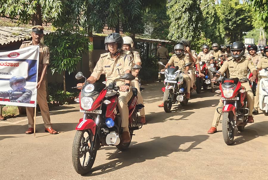 ಹೆಲ್ಮೆಟ್ ಜಾಗೃತಿ ಅಭಿಯಾನದ ಅಂಗವಾಗಿ ಕಾರವಾರದಲ್ಲಿ ಜಿಲ್ಲಾ ಪೊಲೀಸ್ ವರಿಷ್ಠಾಧಿಕಾರಿ ದೀಪನ್ ಎಂ.ಎನ್ ನೇತೃತ್ವದಲ್ಲಿ ಪೊಲೀಸರು ದ್ವಿಚಕ್ರ ವಾಹನ ರ‍್ಯಾಲಿ ನಡೆಸಿದರು 