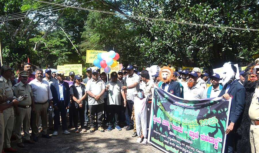 71ನೇ ವನ್ಯಜೀವಿ ಸಪ್ತಾಹದ ಹುಣಸೂರಿನ ಪ್ರಾದೇಶಿಕ ಅರಣ್ಯ ಇಲಾಖೆ ಆವರಣದಲ್ಲಿ ಸೋಮವಾರ ನಡೆದ ಜಾಥಾಕ್ಕೆ ಕರ್ನಾಟಕ ವಸ್ತು ಪ್ರದರ್ಶನ ಪ್ರಾಧಿಕಾರದ ಅಧ್ಯಕ್ಷ ಅಯೂಬ್‌ ಖಾನ್‌ ಚಾಲನೆ ನೀಡಿದರು 