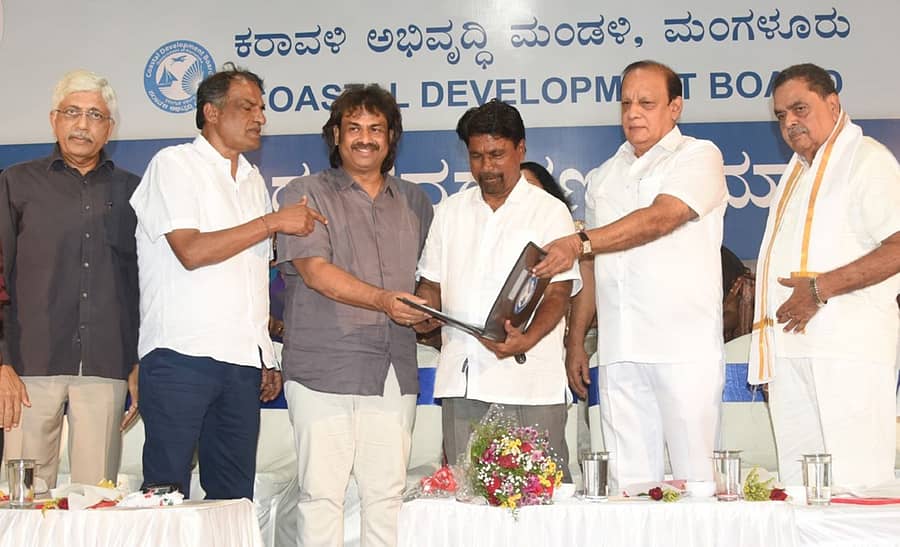 ಸೋಮವಾರ ಮಂಗಳೂರಿನಲ್ಲಿ ನಡೆದ ಕಾರ್ಯಕ್ರಮದಲ್ಲಿ ಕರಾವಳಿ ಅಭಿವೃದ್ಧಿ ಮಂಡಳಿಯ ಅಧ್ಯಕ್ಷರಾಗಿ ಉಡುಪಿಯ ಎಂ.ಎ. ಗಫೂರ್ ಅಧಿಕಾರ ಸ್ವೀಕರಿಸಿದರು