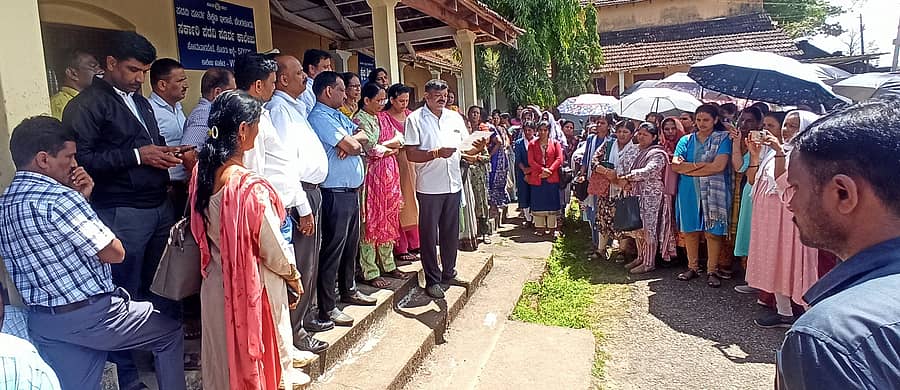 ಸಮೀಕ್ಷೆ ನಡೆಸುತ್ತಿರುವ ಶಿಕ್ಷಕರಿಗೆ ನೋಟಿಸ್ ನೀಡಿರುವುದನ್ನು ವಿರೋಧಿಸಿ ಸೋಮವಾರಪೇಟೆ ಬಿಇಒ ಕಚೇರಿ ಎದುರು ಶಿಕ್ಷಕರು ತಹಶೀಲ್ದಾರ್ ಕೃಷ್ಣಮೂರ್ತಿ ಅವರಿಗೆ ಮನವಿ ಸಲ್ಲಿಸಿದರು