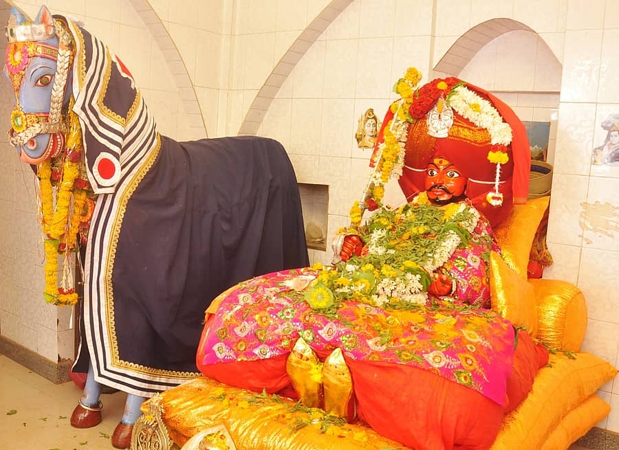 ದೇವರ ಹಿಪ್ಪರಗಿಯ ರಾವುತರಾಯ ತನ್ನ ಅಶ್ವದೊಂದಿಗೆ ದೇವಾಲಯದಲ್ಲಿ ಆಸೀನನಾಗಿರುವುದು 