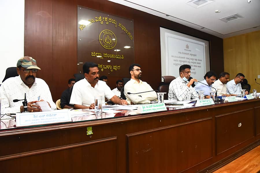 ಚಿಕ್ಕಬಳ್ಳಾಪುರದಲ್ಲಿ ನಡೆದ ಪ್ರಗತಿ ಪರಿಶೀಲನಾ ಸಭೆಯಲ್ಲಿ ಸಚಿವ ಡಾ.ಎಂ.ಸಿ.ಸುಧಾಕರ್ ಮಾತನಾಡಿದರು