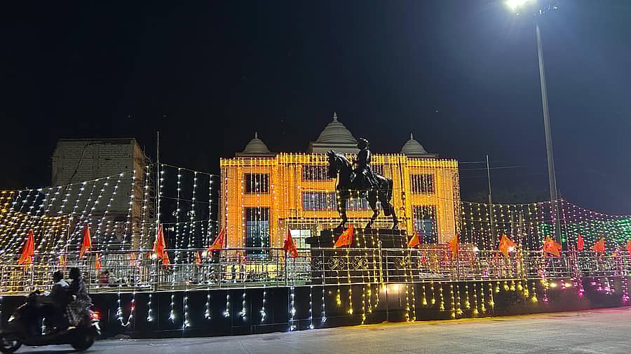 ಅಪೂರ್ಣ ಕಾಮಗಾರಿ ನಡುವೆಯೇ ವಾಲ್ಮೀಕಿ ಭವನಕ್ಕೆ ಆಕರ್ಷಕ ದೀಪಾಲಂಕಾರ ಮಾಡಿರುವುದು
