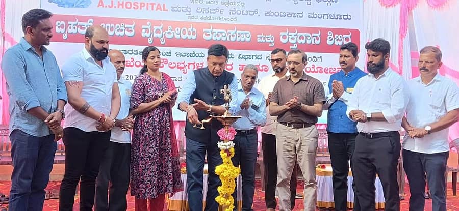 ಬಂಟ್ವಾಳ ತಾಲ್ಲೂಕಿನ ಸಿದ್ಧಕಟ್ಟೆಯಲ್ಲಿ ಆಯೋಜಿಸಿದ್ದ ವೈದ್ಯಕೀಯ ತಪಾಸಣೆ ಮತ್ತು ರಕ್ತದಾನ ಶಿಬಿರಕ್ಕೆ ರೋಟರಿ ಜಿಲ್ಲಾ ಮಾಜಿ ಗವರ್ನರ್ ಎನ್.ಪ್ರಕಾಶ ಕಾರಂತ್ ಚಾಲನೆ ನೀಡಿದರು