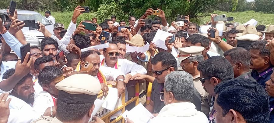 ಕೊಪ್ಪಳದಲ್ಲಿ ಸೋಮವಾರ ಮುಖ್ಯಮಂತ್ರಿ ಸಿದ್ದರಾಮಯ್ಯ ಅವರಿಗೆ ವಿವಿಧ ಸಂಘಟನೆಗಳ ಮುಖಂಡರು ಮನವಿ ಸಲ್ಲಿಸಿದರು