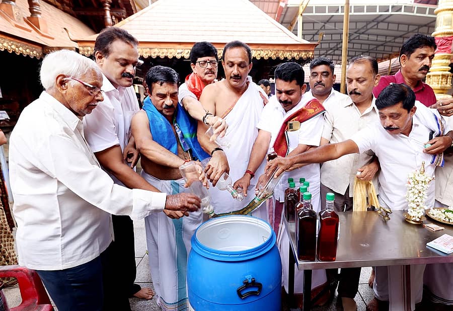 ಎಳ್ಳೆಣ್ಣೆ ಸಮರ್ಪಣಾ ಕಾರ್ಯಕ್ಕೆ ದೇವಳದ ವ್ಯವಸ್ಥಾಪನಾ ಸಮಿತಿ ಅಧ್ಯಕ್ಷ ಪಂಜಿಗುಡ್ಡೆ ಈಶ್ವರ ಭಟ್ ಚಾಲನೆ ನೀಡಿದರು 