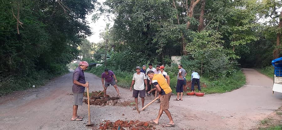 ಶಿರಸಿ ತಾಲ್ಲೂಕಿನ ಶಿರಸಿ–ಗೋಳಿಮಕ್ಕಿ ಮಾರ್ಗದ ಕೊಳಗಿಬೀಸ್ನಿಂದ ಹಾಣಜಿಮನೆ ಮಾರ್ಗದ ಮಧ್ಯೆ ನಿರ್ಮಾಣವಾಗಿದ್ದ ಹೊಂಡಗಳನ್ನು ಸಾರ್ವಜನಿಕರು ಮುಚ್ಚಿದರು