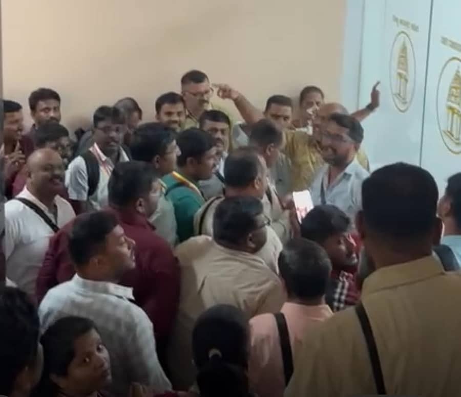 ಮಲ್ಲೇಶ್ವರದಲ್ಲಿರುವ ನಗರ ಪಾಲಿಕೆ ಕಚೇರಿ ಎದುರು ಸಮೀಕ್ಷಕರು ಸೋಮವಾರ ಪ್ರತಿಭಟನೆ ನಡೆಸಿದರು