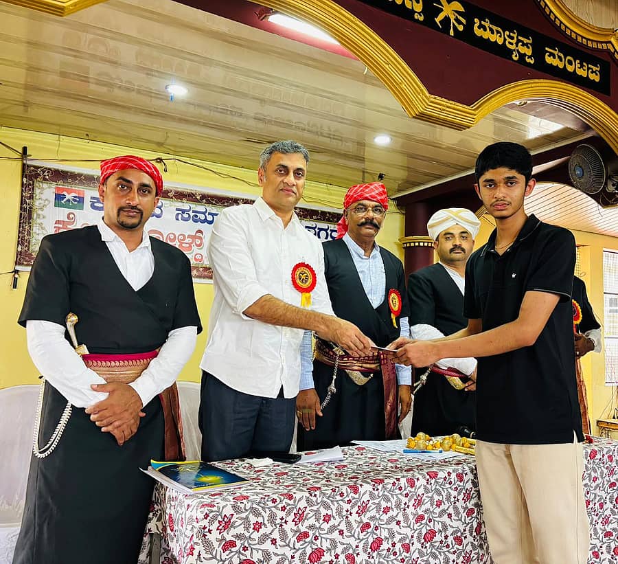 ಕುಶಾಲನಗರ ಕೊಡವ ಸಮಾಜದ ವತಿಯಿಂದ ನಡೆದ ಕೈಲ್ ಪೊಳ್ದ್ ಆಟೋಟ ಮತ್ತು ಸಂತೋಷಕೂಟ ಕಾರ್ಯಕ್ರಮದಲ್ಲಿ ವಿವಿಧ ಸ್ಪರ್ಧೆಗಳಲ್ಲಿ ವಿಜೇತರಿಗೆ ಶಾಸಕ ಪೊನ್ನಣ್ಣ ಬಹುಮಾನ ವಿತರಣೆ ಮಾಡಿದರು