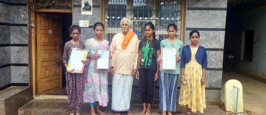 ‘ನಮ್ಮ ಊರು ನಮ್ಮ ಬೇರು’ ಪುಸ್ತಕ ರಚನೆ ಅಂಗವಾಗಿ ಶಿಕಾರಿಪುರ ತಾಲ್ಲೂಕು ಗಾಮ ಗ್ರಾಮದ ವೀರಭದ್ರೇಶ್ವರ ದೇವಸ್ಥಾನದ ಪೂಜಾ ಪದ್ಧತಿ ಕುರಿತು ಮಕ್ಕಳು ಹಿರಿಯರಿಂದ ಮಾಹಿತಿ ಪಡೆದರು