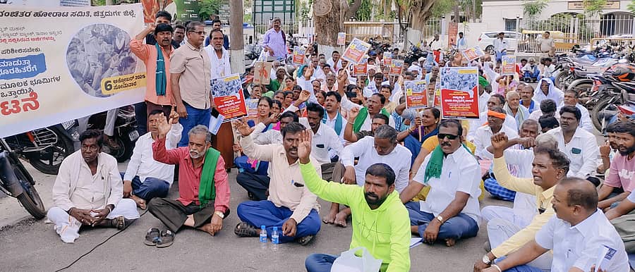 ಚಿತ್ರದುರ್ಗದಲ್ಲಿ ಸೋಮವಾರ ಪ್ರತಿಭಟನೆ ನಡೆಸಿದ ಭೂಮಿ ಮತ್ತು ವಸತಿ ಹೋರಾಟ ಸಮಿತಿ