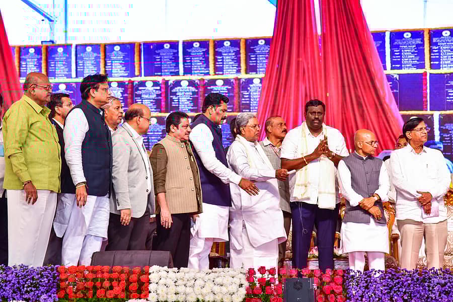 ಕೊಪ್ಪಳದಲ್ಲಿ ಮುಖ್ಯಮಂತ್ರಿ ಸಿದ್ದರಾಮಯ್ಯ ಅವರು ವಿವಿಧ ಅಭಿವೃದ್ಧಿ ಕಾಮಗಾರಿಗಳ ಉದ್ಘಾಟನೆ, ಶಂಕುಸ್ಥಾಪನೆ ನೆರವೇರಿಸಿದರು. ಸಚಿವರು, ಶಾಸಕರು ಹಾಗೂ ಅಧಿಕಾರಿಗಳು ಪಾಲ್ಗೊಂಡಿದ್ದರು –ಪ್ರಜಾವಾಣಿ ಚಿತ್ರಗಳು/ಭರತ್ ಕಂದಕೂರ