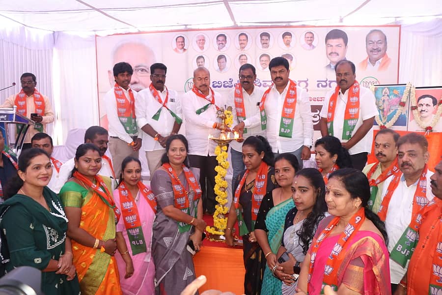 ಪ್ರಧಾನಮಂತ್ರಿ ನರೇಂದ್ರ ಮೋದಿ ಅವರ ಹುಟ್ಟುಹಬ್ಬದ ಅಂಗವಾಗಿ ಶಿವಮೊಗ್ಗದ ಗೋಪಿ ವೃತ್ತದಲ್ಲಿ ಸೋಮವಾರ ಬಿಜೆಪಿ ನಗರ ಮತ್ತು ಹಿಂದುಳಿದ ವರ್ಗಗಳ ಘಟಕದ ವತಿಯಿಂದ ಸೇವಾಪಾಕ್ಷಿಕದ ಅಡಿಯಲ್ಲಿ ಆಯೋಜಿಸಿದ್ದ ಪ್ರದರ್ಶಿನಿ ಕಾರ್ಯಕ್ರಮವನ್ನು ಸಂಸದ ಬಿ.ವೈ.ರಾಘವೇಂದ್ರ ಉದ್ಘಾಟಿಸಿದರು.