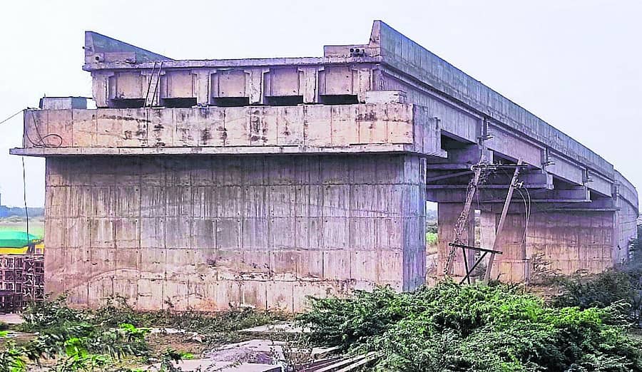 <div class="paragraphs"></div><div class="paragraphs"><p><strong>ಕುಡತಿನಿ ಪಟ್ಟಣದ ಹೊರ ವಲಯದಲ್ಲಿನ ಅಪೂರ್ಣಗೊಂಡ ರೈಲ್ವೆ ಸೇತುವೆ</strong></p></div>