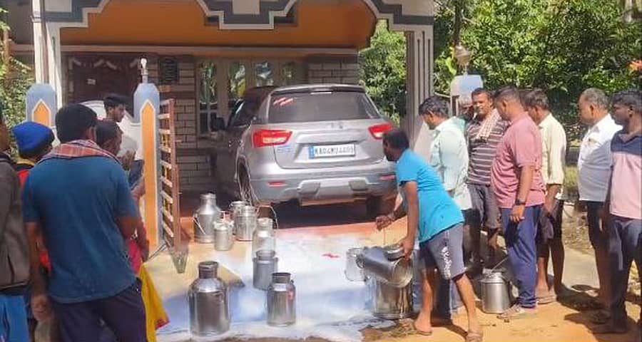 ಕಿಕ್ಕೇರಿ ಹೋಬಳಿಯ ಐಕನಹಳ್ಳಿ ಕೊಪ್ಪಲು ಗ್ರಾಮದಲ್ಲಿ ಹಾಲು ಉತ್ಪಾದಕರು ಡೇರಿ ಅಧ್ಯಕ್ಷೆ ಮನೆ ಮುಂದೆ ಸೋಮವಾರ ಹಾಲು ಸುರಿದು ಪ್ರತಿಭಟಿಸಿದರು 