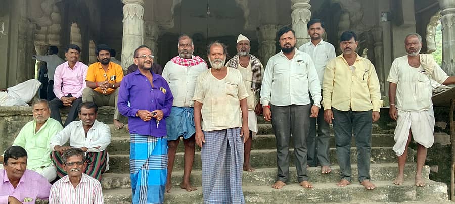 ಗಜೇಂದ್ರಗಡ ತಾಲ್ಲೂಕಿನ ನಾಗೇಂದ್ರಗಡ ಗ್ರಾಮದಲ್ಲಿ ನೆಟ್‌ವರ್ಕ್‌ ಸಮಸ್ಯೆಗೆ ಶಾಶ್ವತ ಪರಿಹಾರ ಒದಗಿಸಿದ ಬಳಿಕ ಸಮೀಕ್ಷೆ ನಡೆಸಿ ಎಂದು ಸಾರ್ವಜನಿಕರು ಒತ್ತಾಯಿಸಿದರು