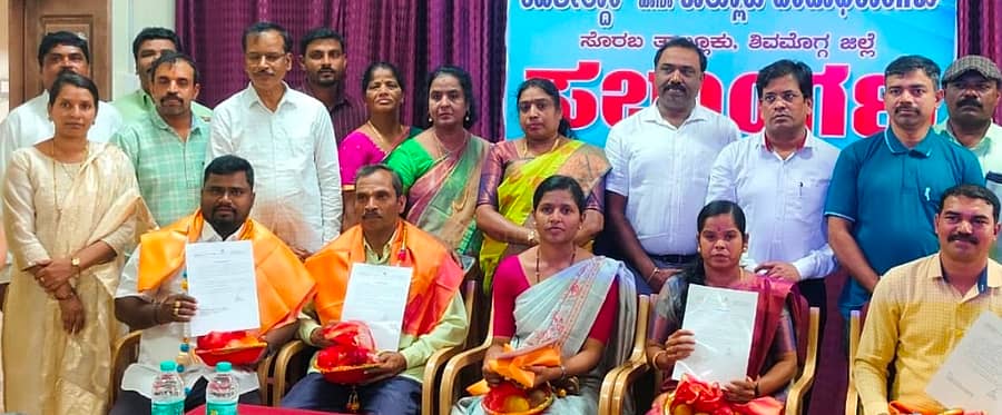 ಸಾಮಾಜಿಕ ಹಾಗೂ ಶೈಕ್ಷಣಿಕ ಸಮೀಕ್ಷೆಯನ್ನು ಕಡಿಮೆ ಅವಧಿಯಲ್ಲಿ ಪೂರ್ಣಗೊಳಿಸಿರುವ ಸಮೀಕ್ಷೆದಾರರನ್ನು ಆನವಟ್ಟಿಯಲ್ಲಿ ಈಚೆಗೆ ತಹಶೀಲ್ದಾರ್‌ ಮಂಜುಳಾ ಹೆಗಡಾಳ್‌ ಸನ್ಮಾನಿಸಿದರು
